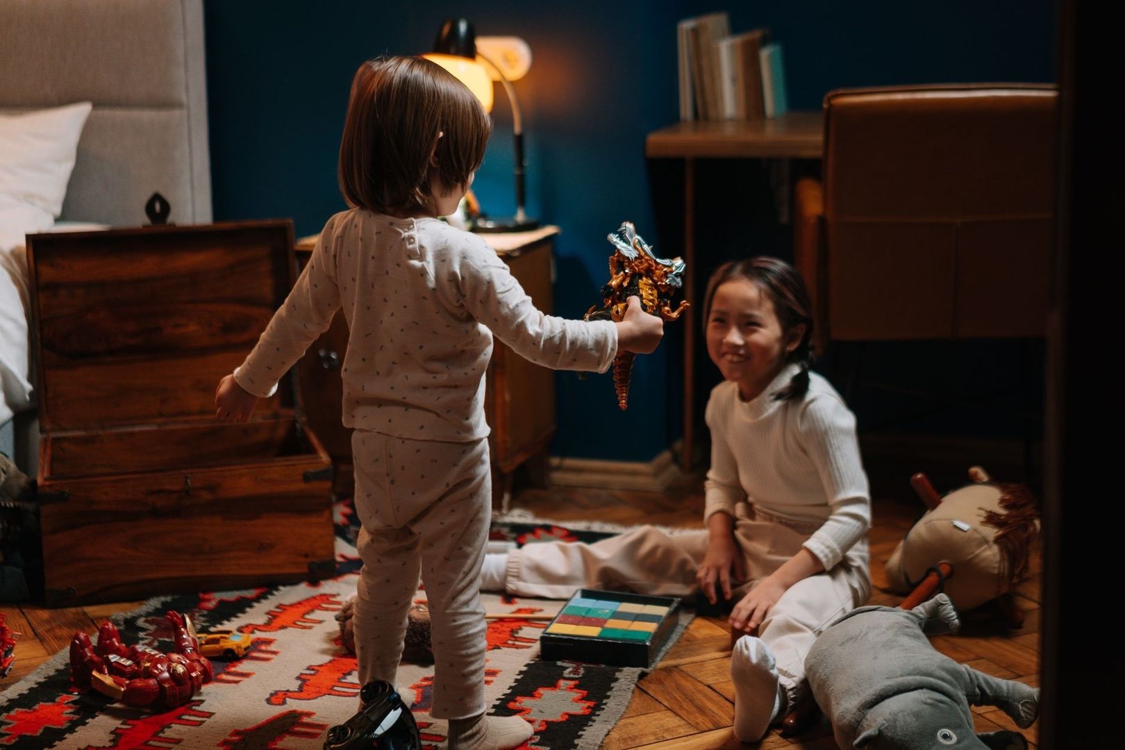 Twee kinderen spelen samen met speelgoed in een kleurrijke woonkamer